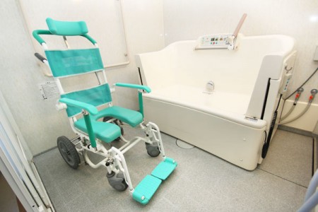介護浴室の機械浴槽と入浴用車椅子が設置されている